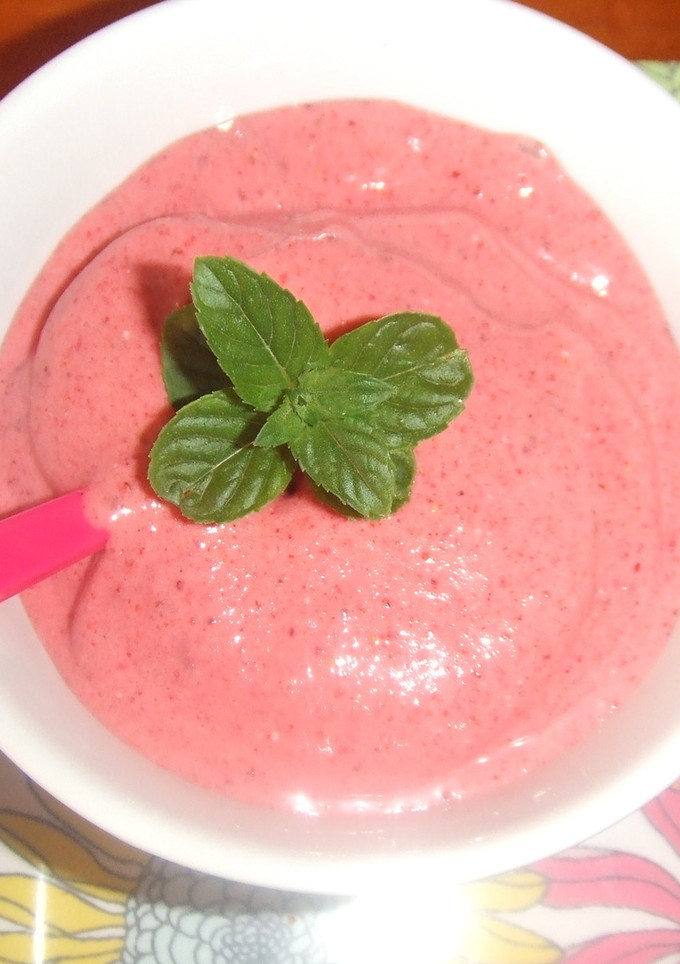 Una foto de Helado rápido de fresas y arándanos rojos