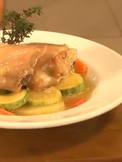 Una foto de Muslitos de pollo al tomillo y papas
