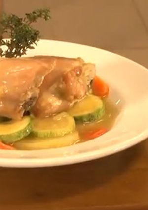 Una foto de Muslitos de pollo al tomillo y papas