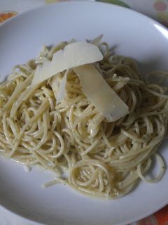 Una foto de Espaguetis con salsa de pesto