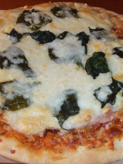 Una foto de Pizza a los 4 quesos con espinacas