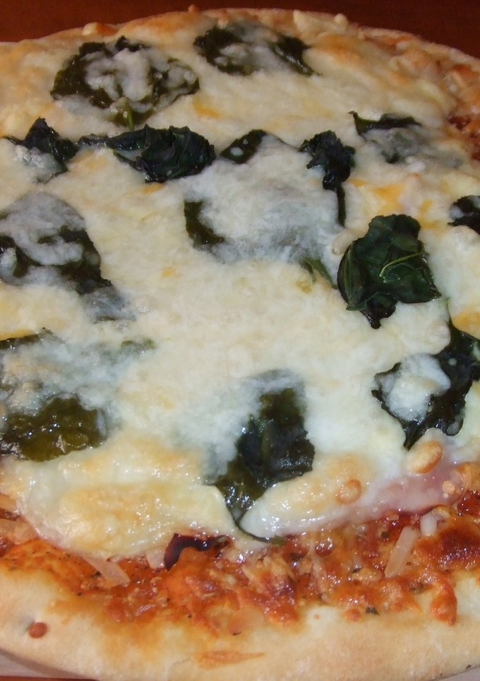 Una foto de Pizza a los 4 quesos con espinacas