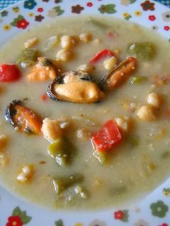 Una foto de Sopa de garbanzos con mejillones