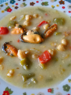 Una foto de Sopa de garbanzos con mejillones