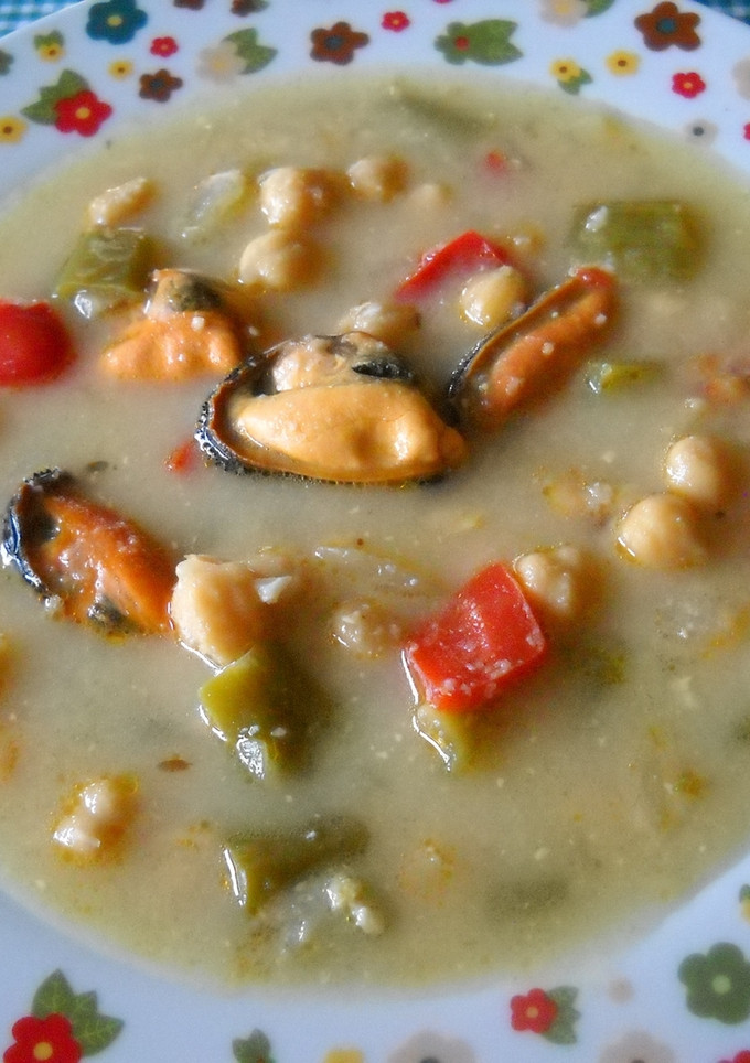 Una foto de Sopa de garbanzos con mejillones
