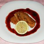 Pollo rebozado con salsa de frutos rojos
