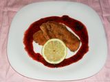 Pollo rebozado con salsa de frutos rojos