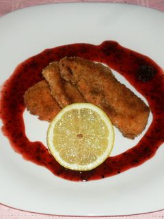 Una foto de Pollo rebozado con salsa de frutos rojos