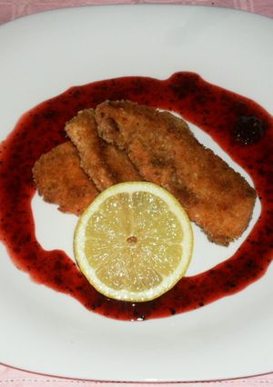Una foto de Pollo rebozado con salsa de frutos rojos