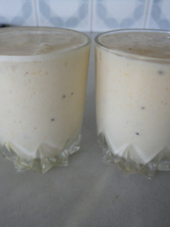Una foto de Smoothie de frutas tropicales y queso batido