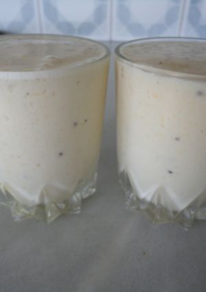 Una foto de Smoothie de frutas tropicales y queso batido