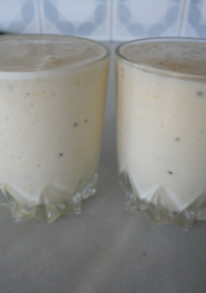 Una foto de Smoothie de frutas tropicales y queso batido