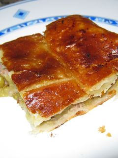 Una foto de Hojaldre de verduras con jamón serrano