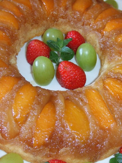 Una foto de Tarta savarín de melocotones y azúcar moreno