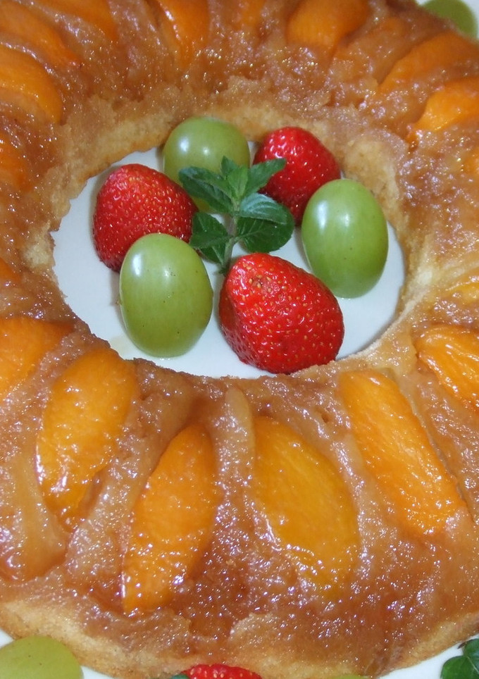 Una foto de Tarta savarín de melocotones y azúcar moreno
