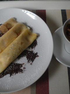 Una foto de Crepes con crema y chocolate