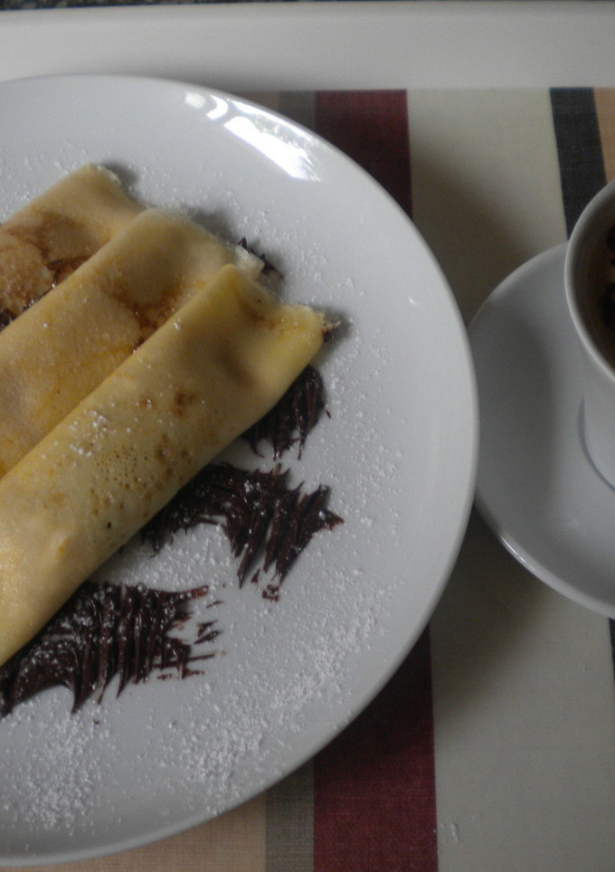 Una foto de Crepes con crema y chocolate