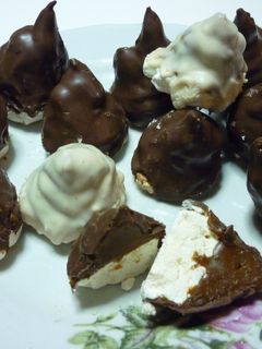 Una foto de Conos de merengues con dulce de leche