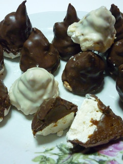 Una foto de Conos de merengues con dulce de leche