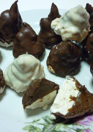 Una foto de Conos de merengues con dulce de leche