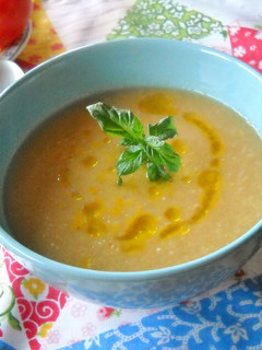 Una foto de Gazpacho de pepino y aguacate con hierbabuena y cúrcuma