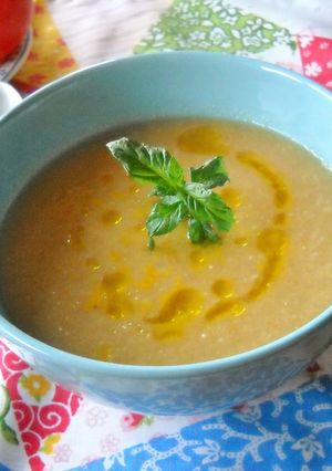 Una foto de Gazpacho de pepino y aguacate con hierbabuena y cúrcuma