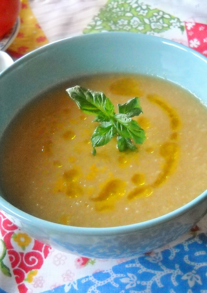Una foto de Gazpacho de pepino y aguacate con hierbabuena y cúrcuma