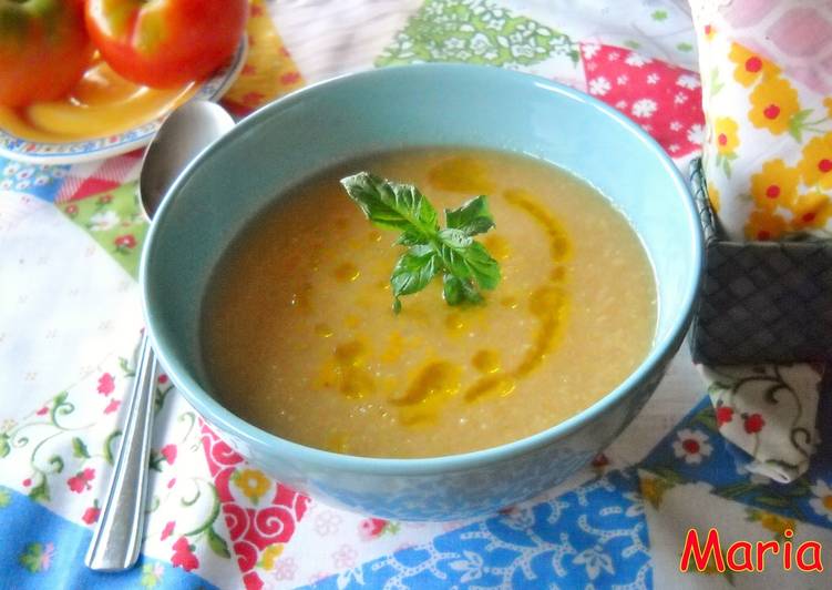 Gazpacho de pepino y aguacate con hierbabuena y cúrcuma