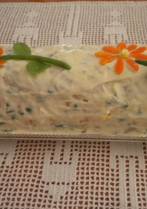 Una foto de Ensaladilla rusa con un toque de ajo