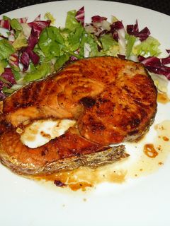 Una foto de Medallones de salmón con ensalada de palta