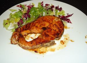 Una foto de Medallones de salmón con ensalada de palta
