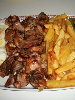 Una foto de Plato combinado de conejo a las hierbas, pimiento, patata, y huevos