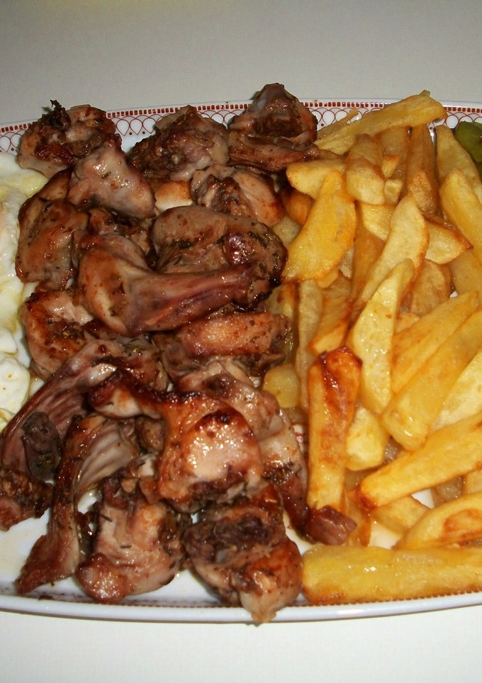 Una foto de Plato combinado de conejo a las hierbas, pimiento, patata, y huevos