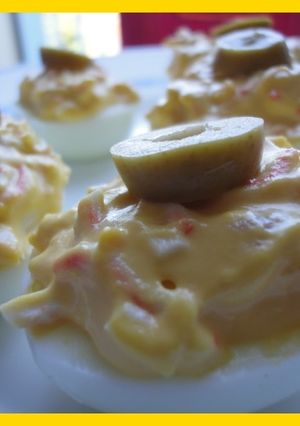 Una foto de Huevos rellenos con marisco y salsa rosa