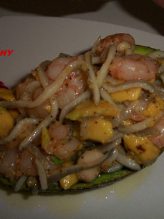 Una foto de Aguacates templados con gulas y gambas