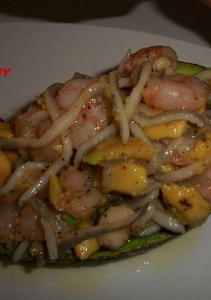 Una foto de Aguacates templados con gulas y gambas