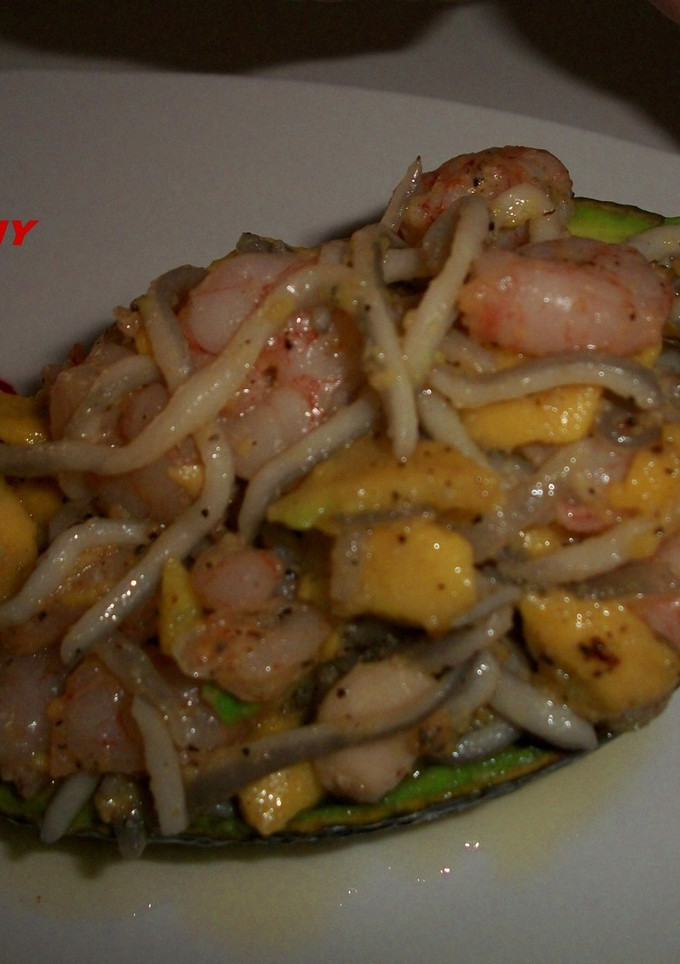 Una foto de Aguacates templados con gulas y gambas