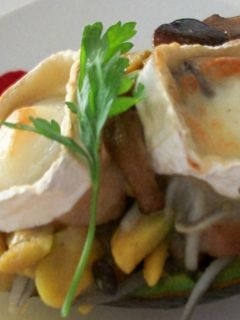 Una foto de Aguacates rellenos de setas y gulas, gratinados con queso de cabra