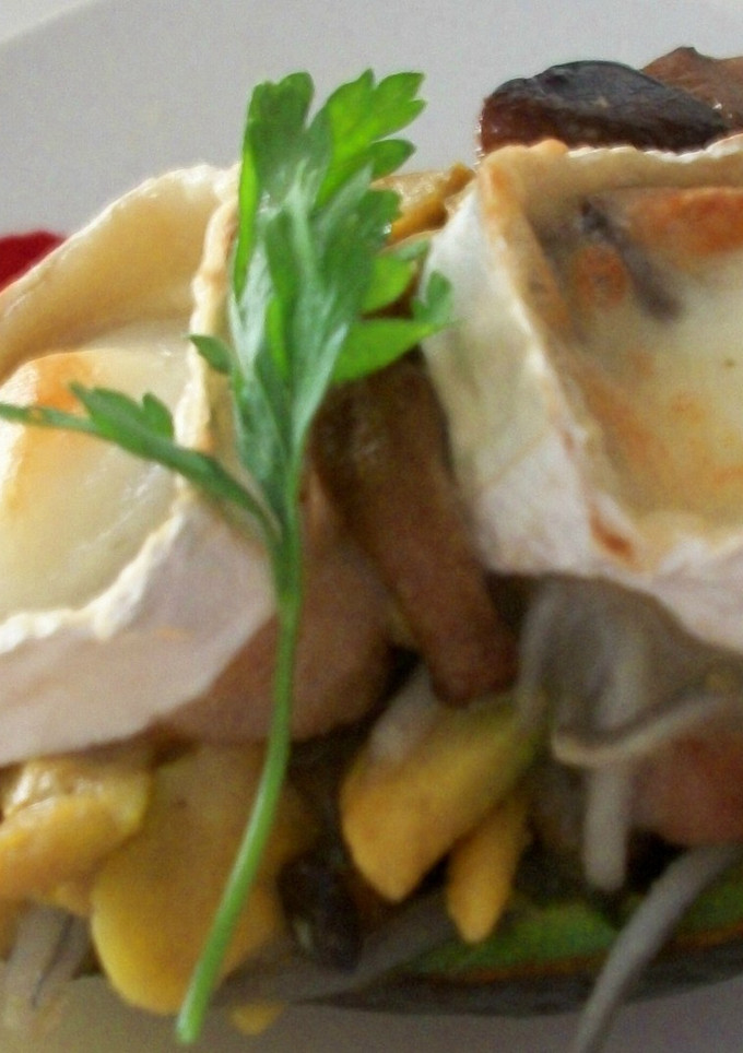 Una foto de Aguacates rellenos de setas y gulas, gratinados con queso de cabra