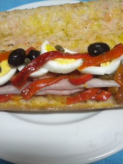 Una foto de Bocata de tres pisos