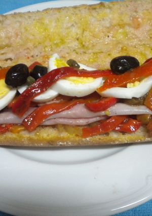 Una foto de Bocata de tres pisos