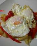 Patatas fritas con pimiento rojo asado y huevos fritos con salsa de ajitomate