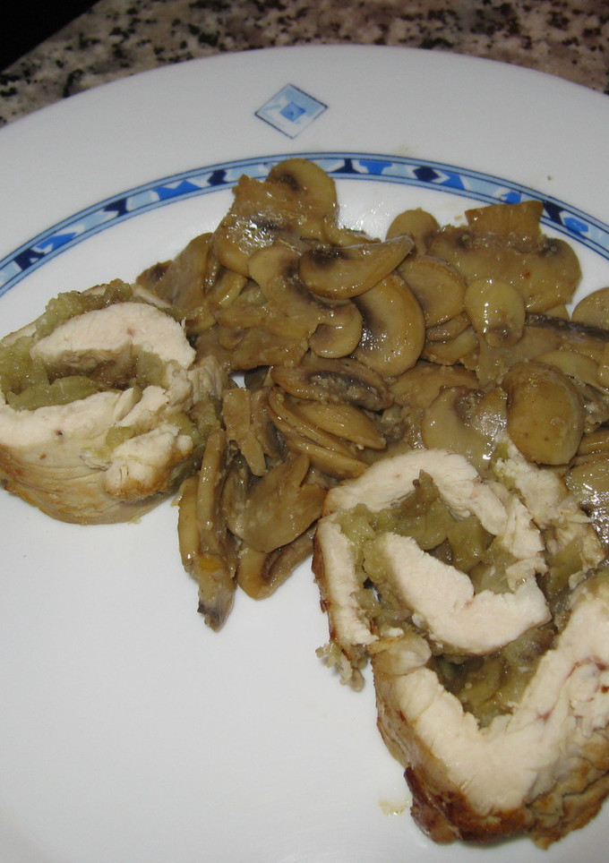 Una foto de Pechuga de pollo rellena de berenjenas