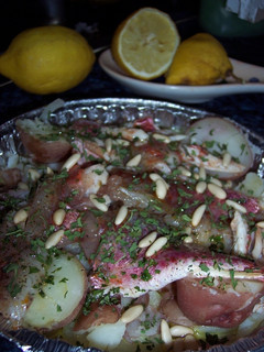 Una foto de Salmonetes al horno con cebollas y patatas