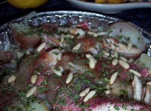 Una foto de Salmonetes al horno con cebollas y patatas