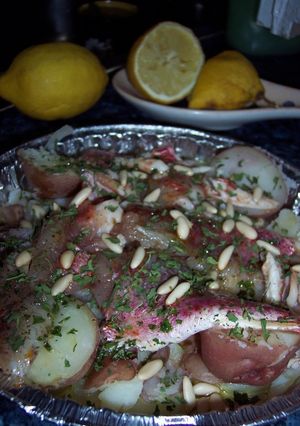 Una foto de Salmonetes al horno con cebollas y patatas