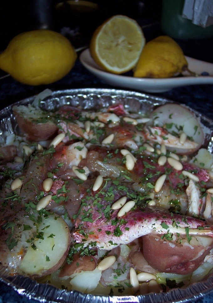Una foto de Salmonetes al horno con cebollas y patatas