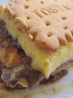 Una foto de Tarta de galletas con natillas
