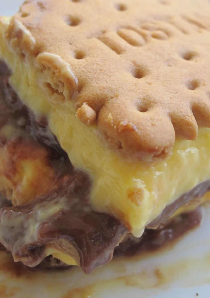 Una foto de Tarta de galletas con natillas
