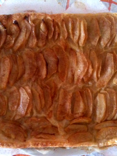 Una foto de Tarta de manzana con hojaldre (receta fácil)